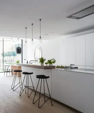 Minimalistiske kjøkkenideer med hvitt skap og tregulv