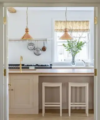 Cozinha neutra com armários pintados em creme
