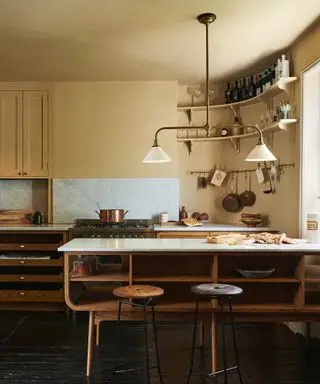 você pode colocar uma ilha em uma cozinha tipo galley, cozinha amarela, cozinha independente com pequena ilha estreita