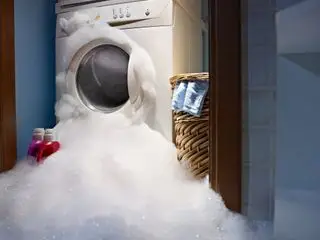 Posso usare il detersivo per i piatti per pulire i vestiti?