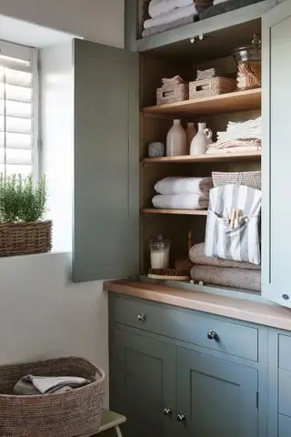 Linnedskab i spisekammer