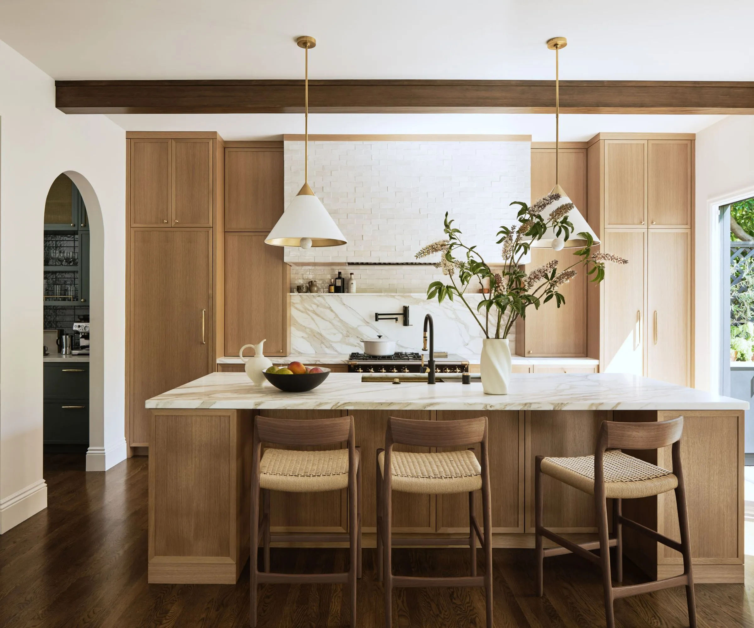 kuchyňa s drevenými linkami a ostrovčekom' loading='lazy' title=