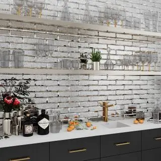 Armários de cozinha azuis com backsplash metálico acima