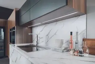 Cozinha com armários em mármore, balcão e backsplash