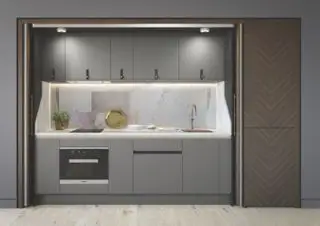 Armários de cozinha cinza em alcova com porta de correr