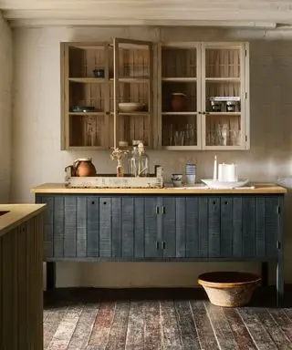 Ideas de diseño de cocina independiente en un esquema rústico de madera y azul oscuro.