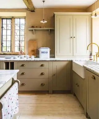 Cocina estilo shaker beige con paredes de color beige cálido y despensa