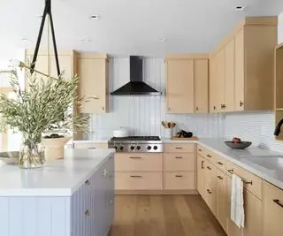 Cocina de madera con gabinetes azul pálido.