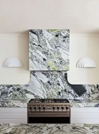 Krem kjøkken med svart og hvit marmor bakplate