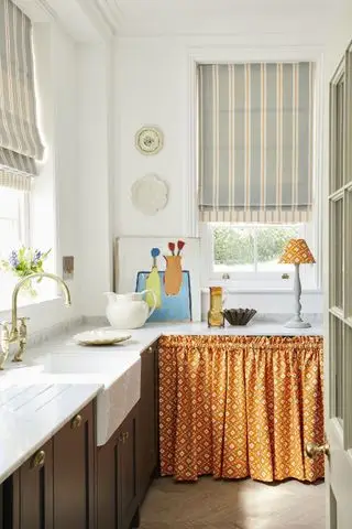 Lite kjøkken med oransje vaskeskjørt fra Vanessa Arbuthnott