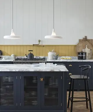 Blått kjøkken med en stripe av gult