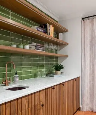 Eine Küche mit grüner Fliesenrückwand