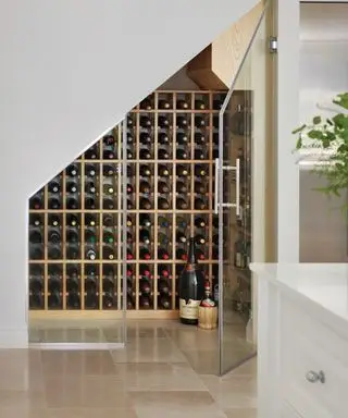 Ideas-de-despensa-debajo-de-escaleras-Tom-Howley-vino