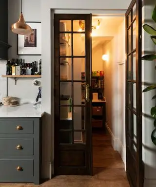 Ideas-despensa-bajo-escaleras-Devol
