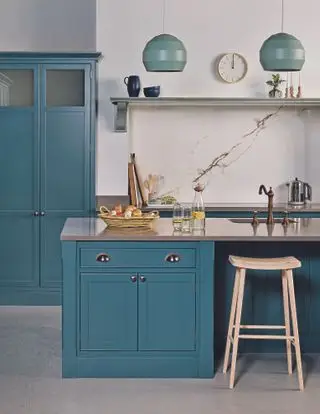 Diseño de cocina con gabinetes azules.