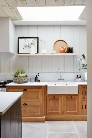 Diseño de cocina con muebles de madera.