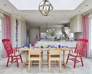 Comedor con sillas coloridas y mesa de madera.