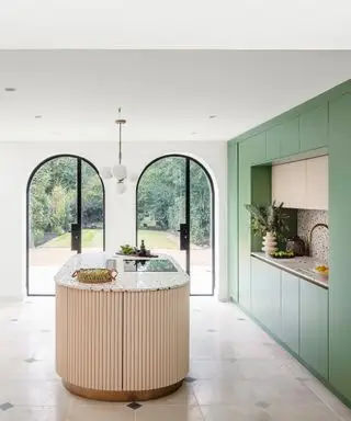 Tendencia en cocinas con cocina sociable e isla curva