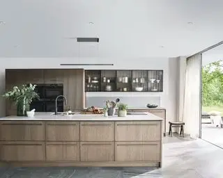 Ideas de cocina con gabinetes de roble con isla y encimera de mármol