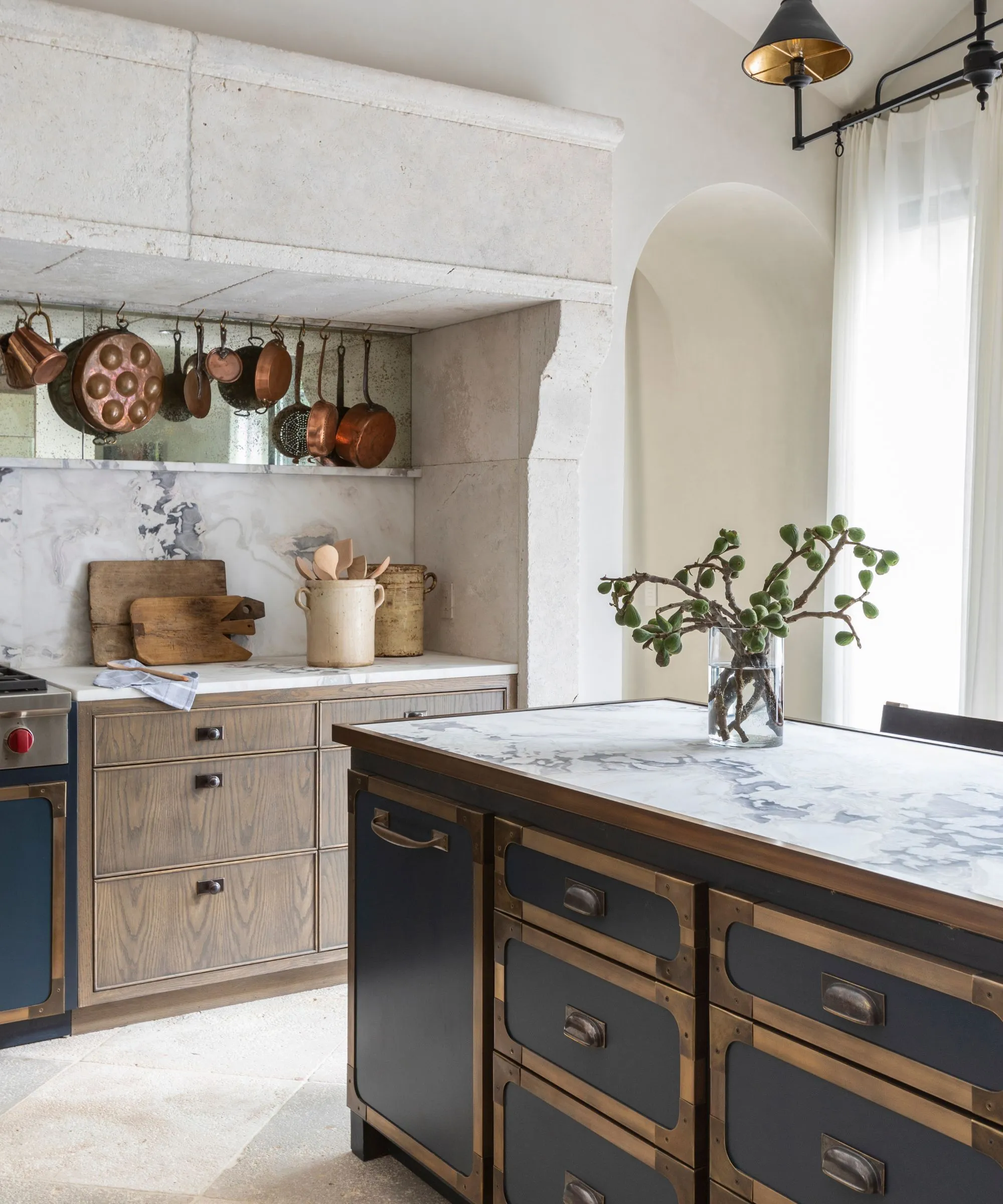 kuchyňa zdobená drevenými doskami na krájanie' loading='lazy' title=