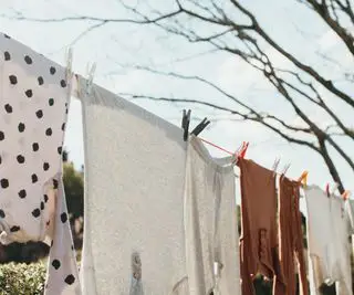 Panni stesi su un filo di lavaggio ad asciugare