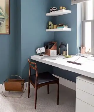 home office com mesa e cadeira