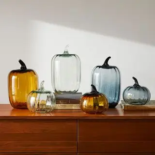 Set aus bunten Glaskürbissen