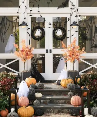Halloween-Verandadekoration mit Laternen