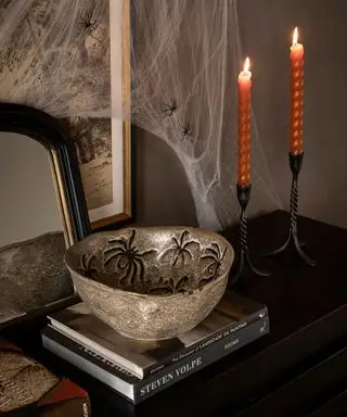 Halloween-Dekorationen auf Beistelltisch