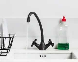 Come togliere le macchie d'olio dai vestiti: metodi semplici per rimuovere i brutti segni