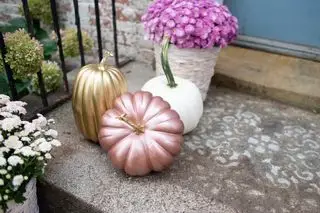 bemalte Kürbisse auf einer Veranda