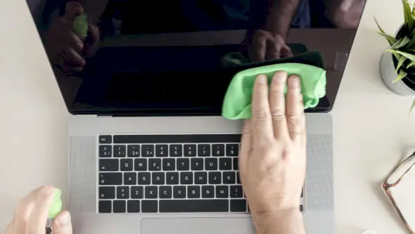 Ako vyčistiť obrazovku notebooku bez toho, aby ste ju poškodili, podľa profesionálov