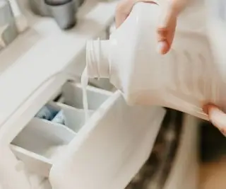 누군가 액체 세탁 세제를 서랍에 붓고 있어요