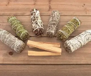 Una selección de palitos de salvia.