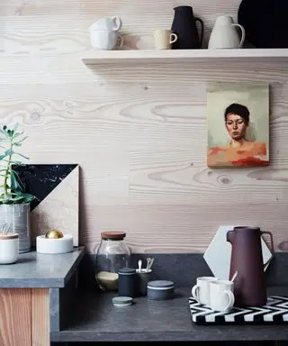 tazze di caffè sul vassoio in cucina