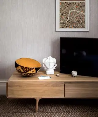 Salon gris avec meuble TV en bois