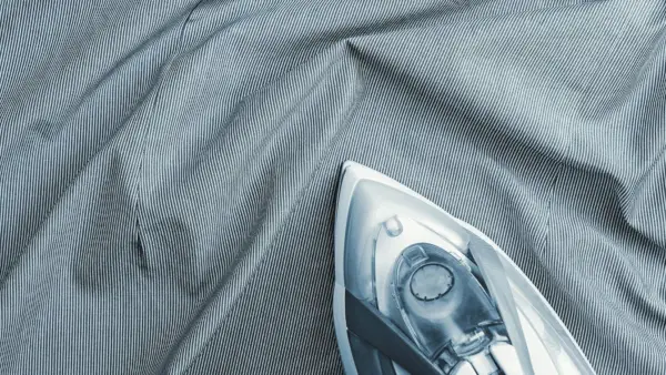 Ako žehliť bez žehliacej dosky: jednoduché kroky pre bielizeň bez pokrčenia