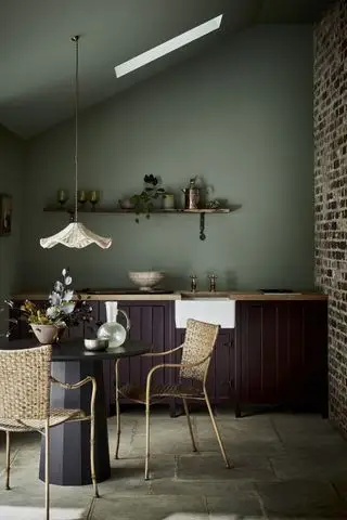 Cuisine verte avec armoires de cuisine peintes en peinture violet foncé Little Greene