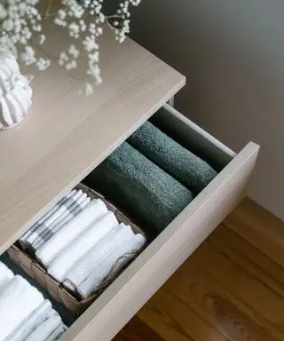 Eu tentei o método de 'dobrar arquivos' e minha cômoda nunca esteve tão arrumada