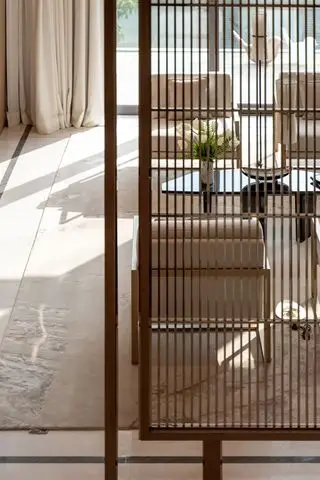 Sala de apartamento com divisória de tela de ripas
