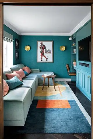 Salle de cinéma avec canapé bleu de style méridienne et tapis inspiré d'Ellsworth Kelly
