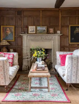 Livres utilisés pour exposer des sculptures sur une table basse à Asthall Manor