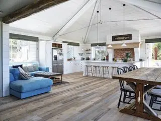 espace de vie ouvert avec canapé d'angle contre le mur