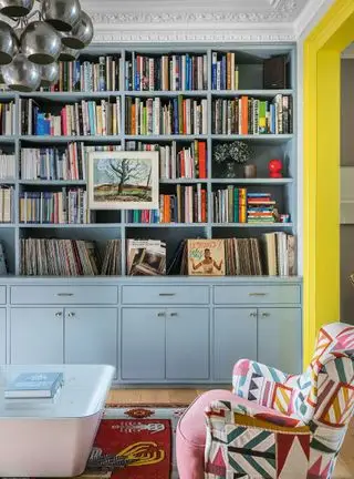 Stue med hjemmebibliotek malt blå