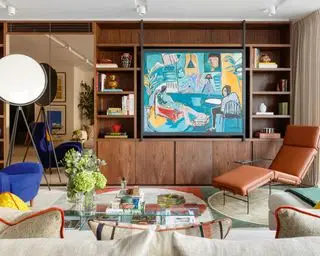 Soggiorno moderno con mobile multimediale su misura in legno scuro, TV con rivestimento dipinto, chaise longue in pelle, tavolino in vetro