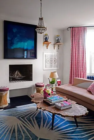 Oeuvre spectaculaire au-dessus de la cheminée dans le salon avec des rideaux roses