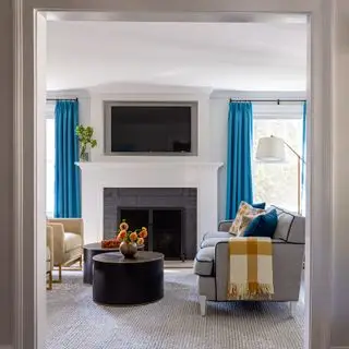 Salon blanc avec rideaux bleus