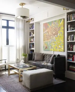 salon moderne avec canapé en cuir marron d'œuvres d'art colorées et rideaux voilés