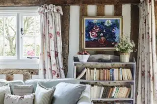 Idéias de casa de campo para uma sala de estar – inspiração no salão de casa de campo – cortinas florais Kate Forman