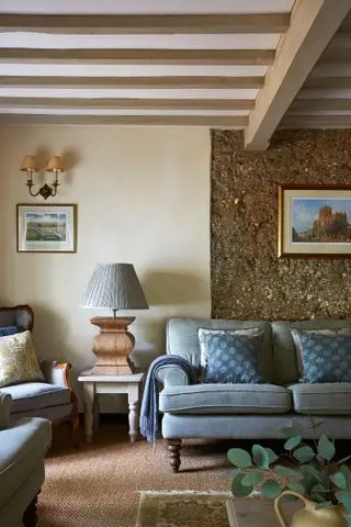Sala de estar Hayley Cobbet com mesa e apliques
